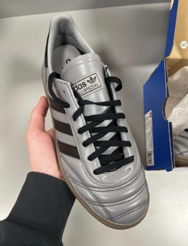 adidas spezial stitches avec trait sur l'avant de la paire