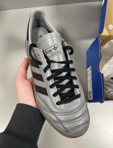 adidas spezial stitches avec trait sur l'avant de la paire