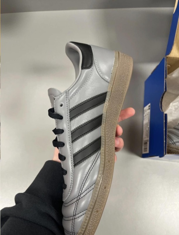 adidas spezial stitches avec trait sur l'avant de la paire 2