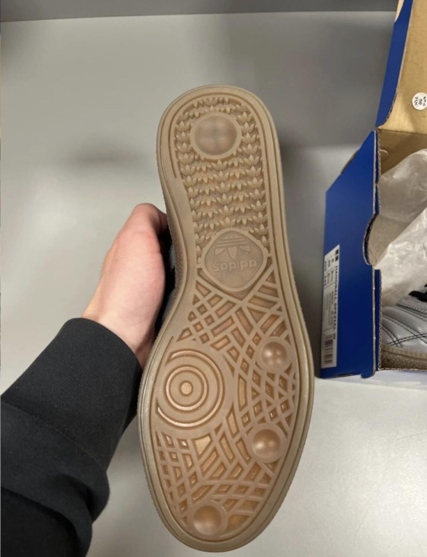 adidas spezial stitches avec trait sur l'avant de la paire 2