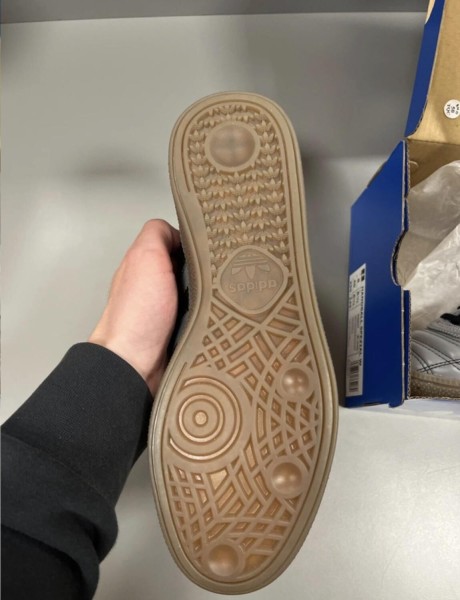 adidas spezial stitches avec trait sur l'avant de la paire