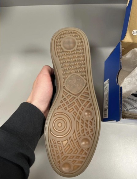 adidas spezial stitches avec trait sur l'avant de la paire