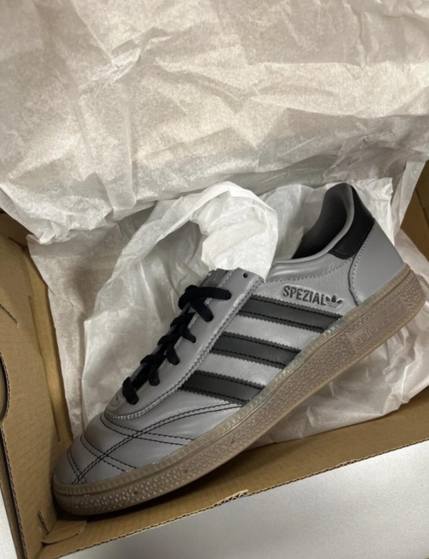 adidas spezial stitches avec trait sur l'avant de la paire 2