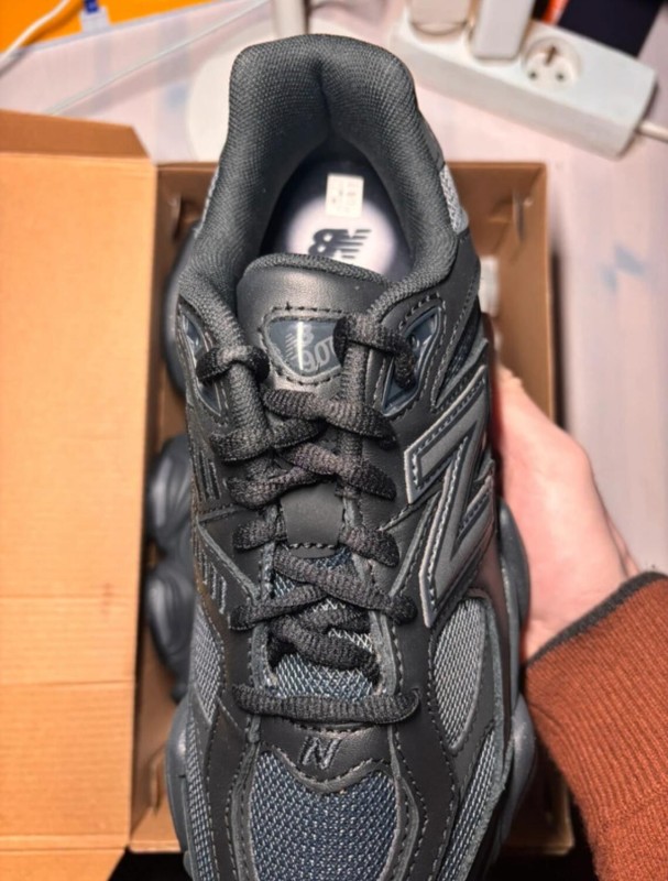 New Balance 9060 Triple Black Leather taille 43 2
