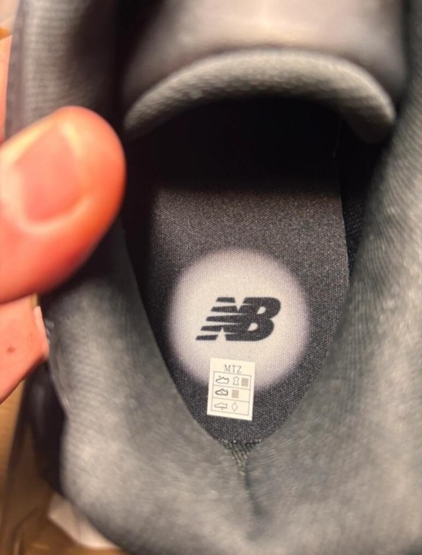 New Balance 9060 Triple Black Leather taille 41,5 2