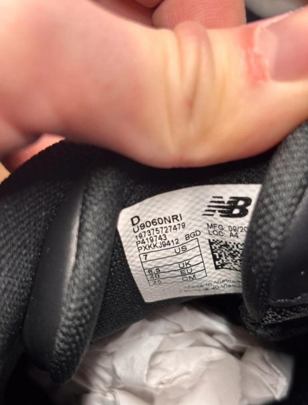 New Balance 9060 triple black leather taille 40 2