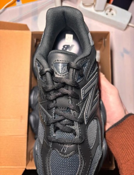 New Balance 9060 Triple Black Leather taille 38