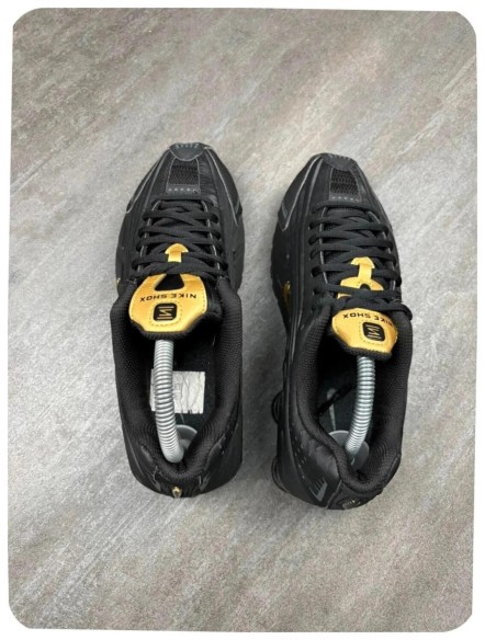 Nike shox r4 black / gold ( taille 39 )