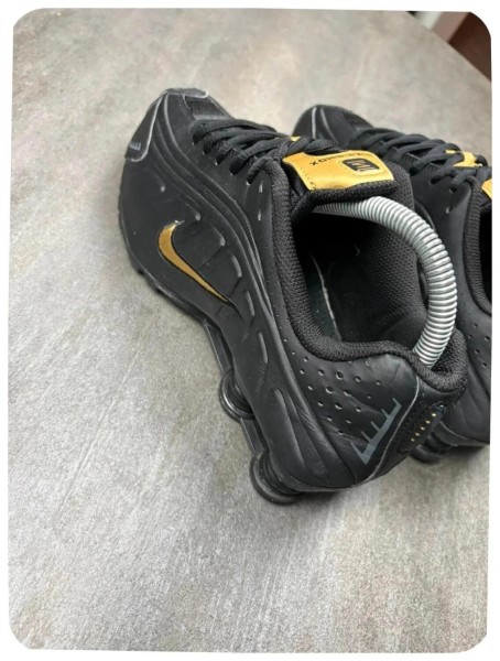 Nike shox r4 black / gold ( taille 39 )