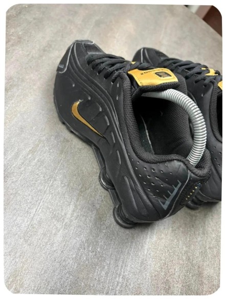 Nike shox r4 black / gold ( taille 39 )