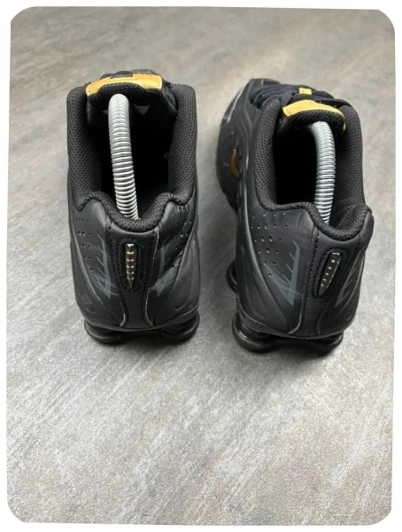 Nike shox r4 black / gold ( taille 39 )