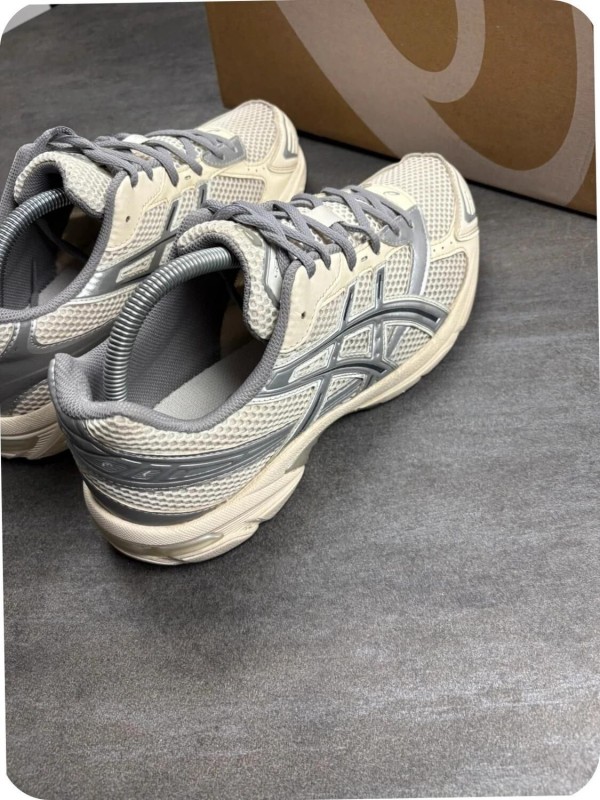 Asics gel 1130 cream / grey - taille 43,5 2