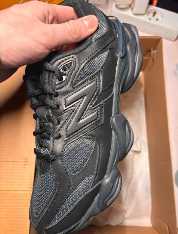 New Balance 9060 Triple Black Leather taille 38,5 2