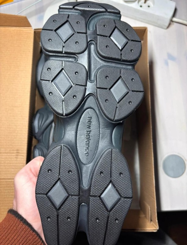 New Balance 9060 Triple Black Leather taille 38,5 2