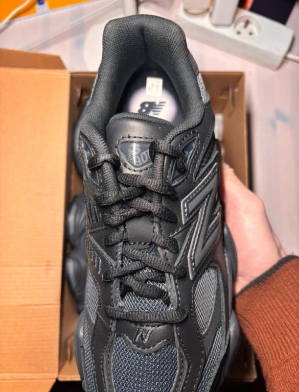 New Balance 9060 Triple Black Leather taille 40,5 2