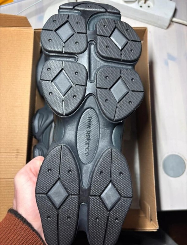 New Balance 9060 Triple Black Leather taille 45 2