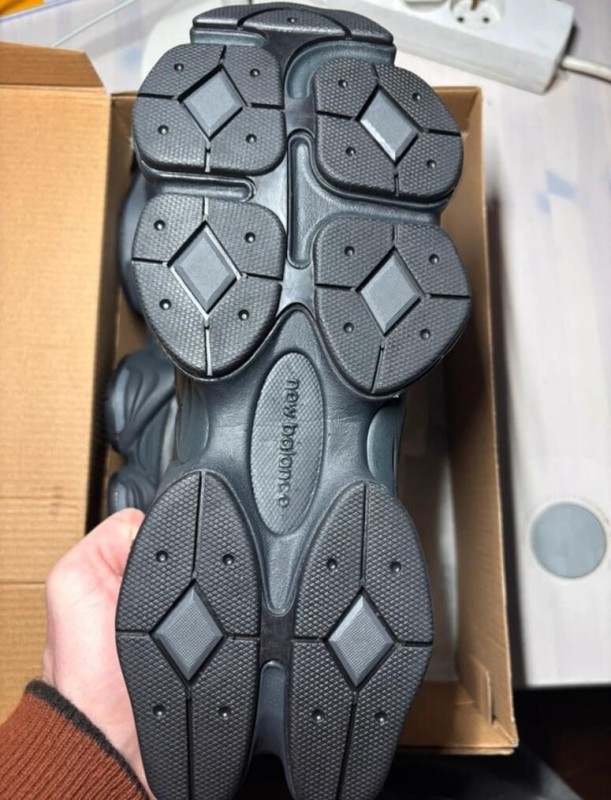 New Balance 9060 Triple Black Leather taille 44 2