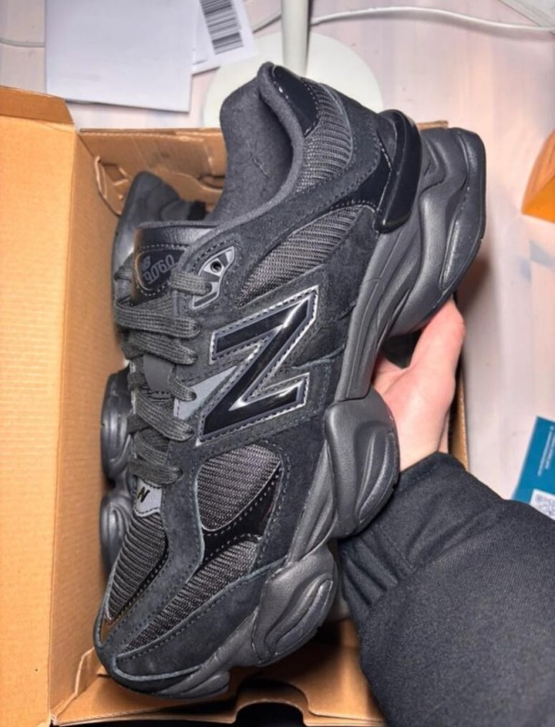 New Balance 9060 Triple Black Patent taille 37