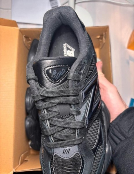 New Balance 9060 Triple Black Patent taille 37