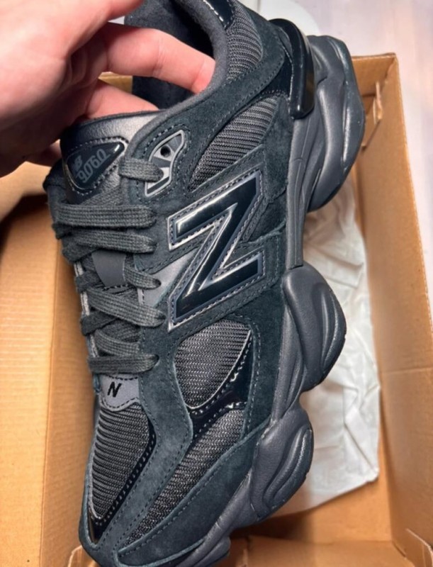 New Balance 9060 Triple Black Patent taille 37 2