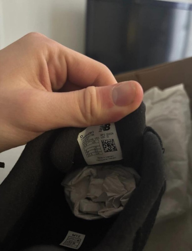 New Balance 9060 Triple Black Patent taille 37 2