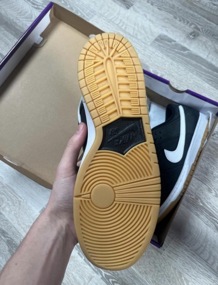 Dunk SB black gum
