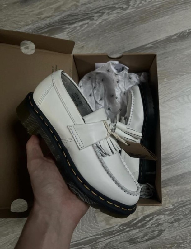 Dr. Martens adrian