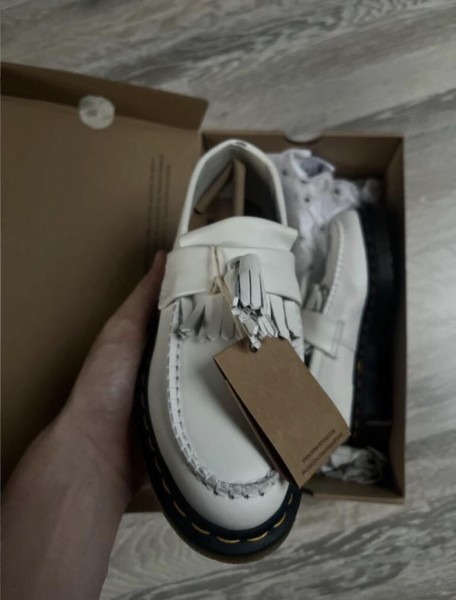 Dr. Martens adrian