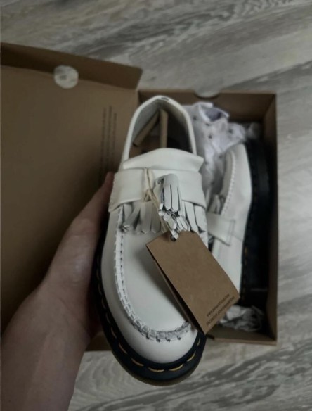 Dr. Martens adrian