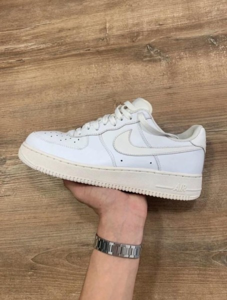 Nike Air Force 1 Triple White taille 42,5 homme