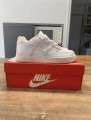 Nike Air Force 1 Triple White taille 42,5 homme