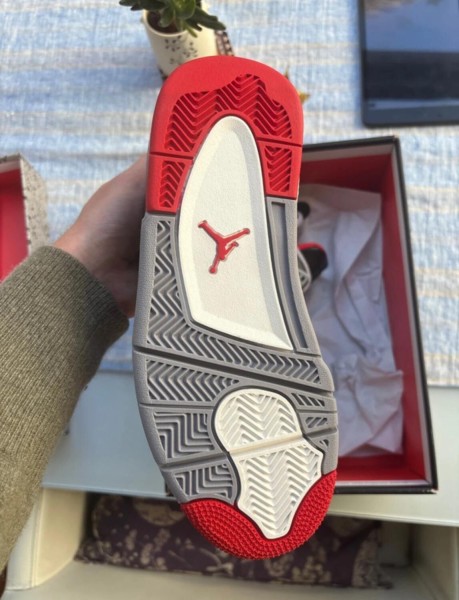 Jordan 4 bred reimagined taille 37,5