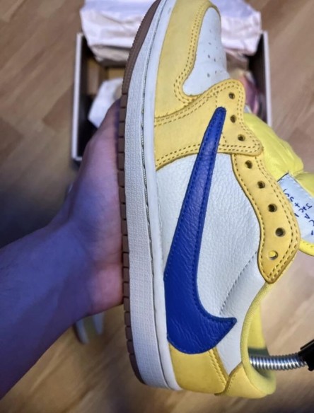 Nike air Travis Scott canary yellow