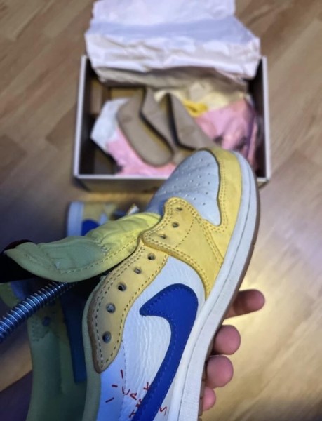 Nike air Travis Scott canary yellow
