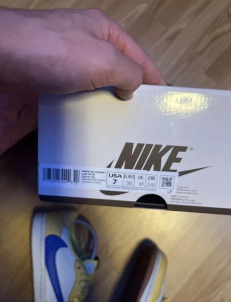 Nike air Travis Scott canary yellow