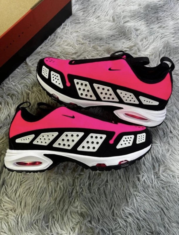 Nike air max sndr hyper pink black and white