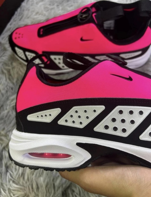 Nike air max sndr hyper pink black and white 2