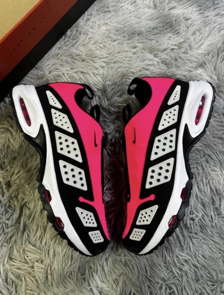 Nike air max sndr hyper pink black and white