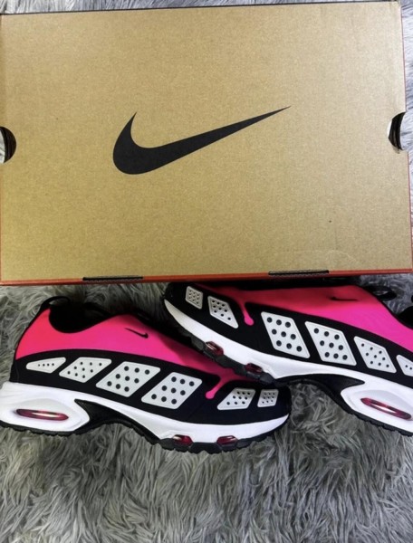 Nike air max sndr hyper pink black and white