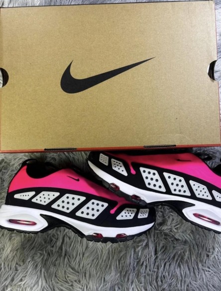 Nike air max sndr hyper pink black and white