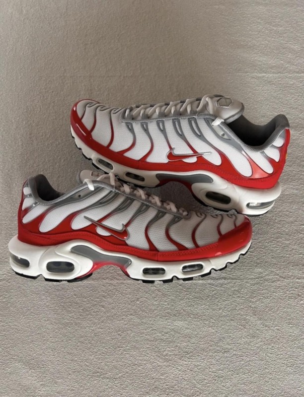 Air Max TN plus varsity red brillant blood white grey 2