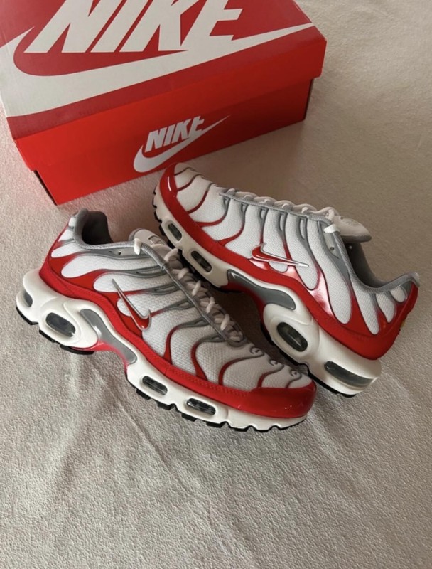 Air Max TN plus varsity red brillant blood white grey 2