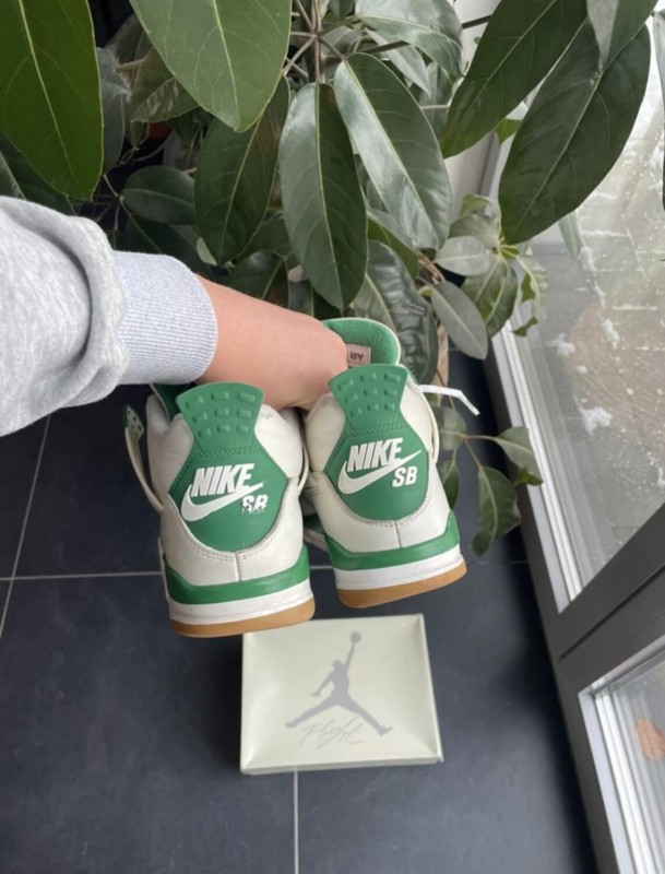 Jordan 4 SB Pine Green 2