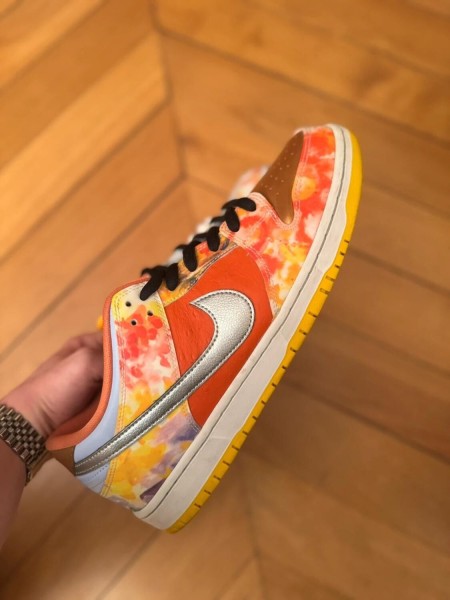 Nike Dunk Low SB Street Hawker