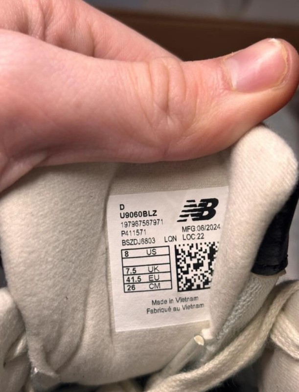 New Balance 9060 beige noir taille 41,5 2