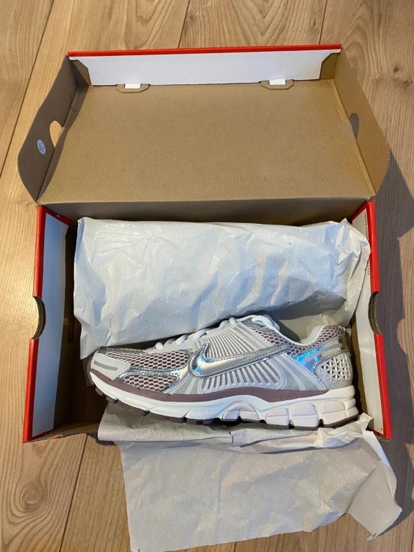 Nike Zoom vomero 5 vast grey purple / metallic silver / photon dust 2