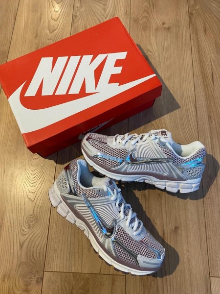 Nike zoom vomero 5 vast grey purple / metallic silver / photon dust