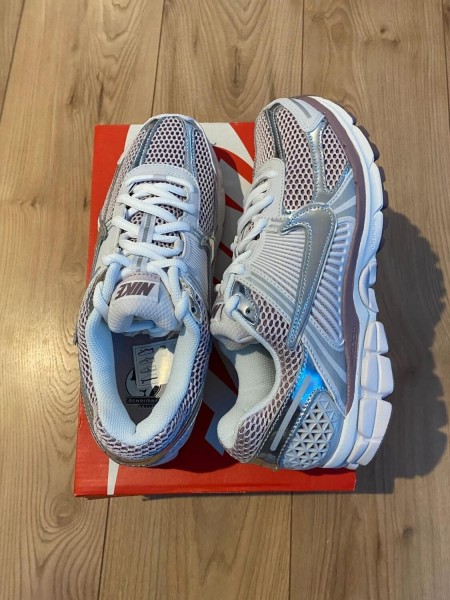Nike zoom vomero 5 vast grey purple / metallic silver / photon dust