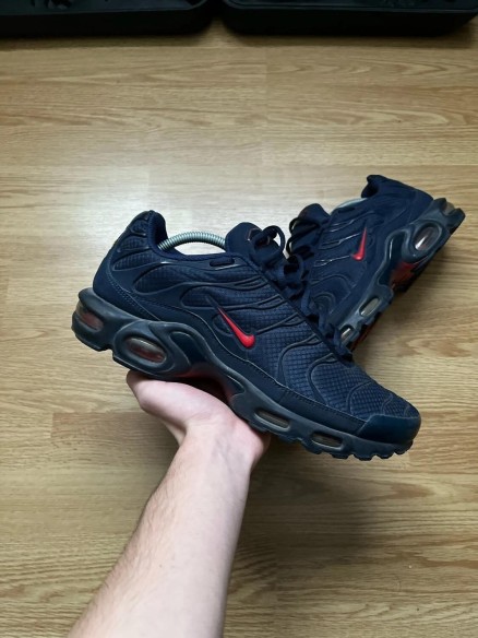 Nike air max plus bleu foncé et rouge