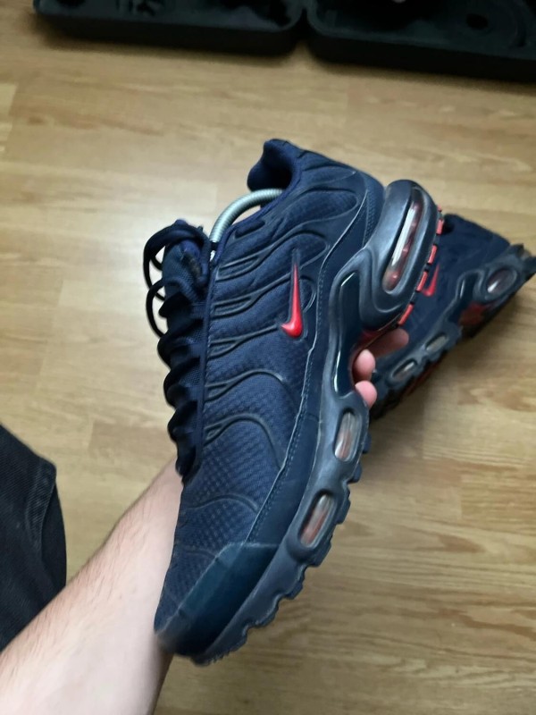 Nike air max plus bleu foncé et rouge 2